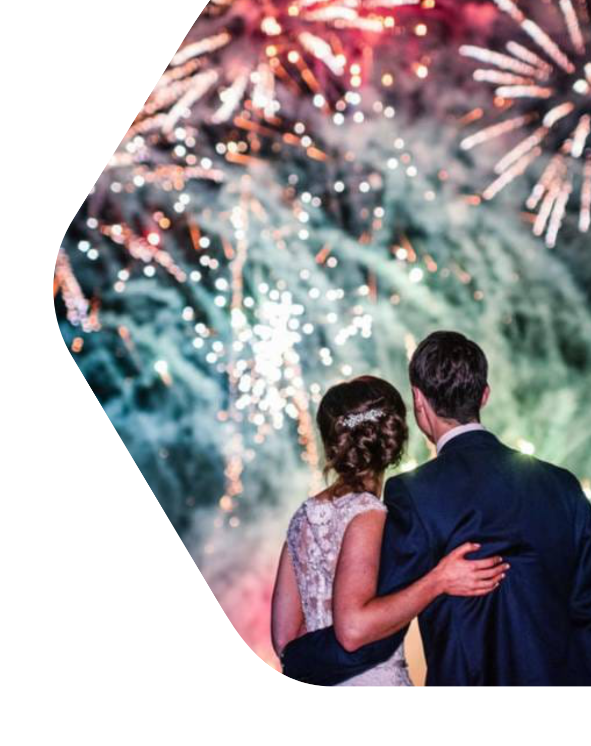 Pareja de novios viendo fuegos artificiales