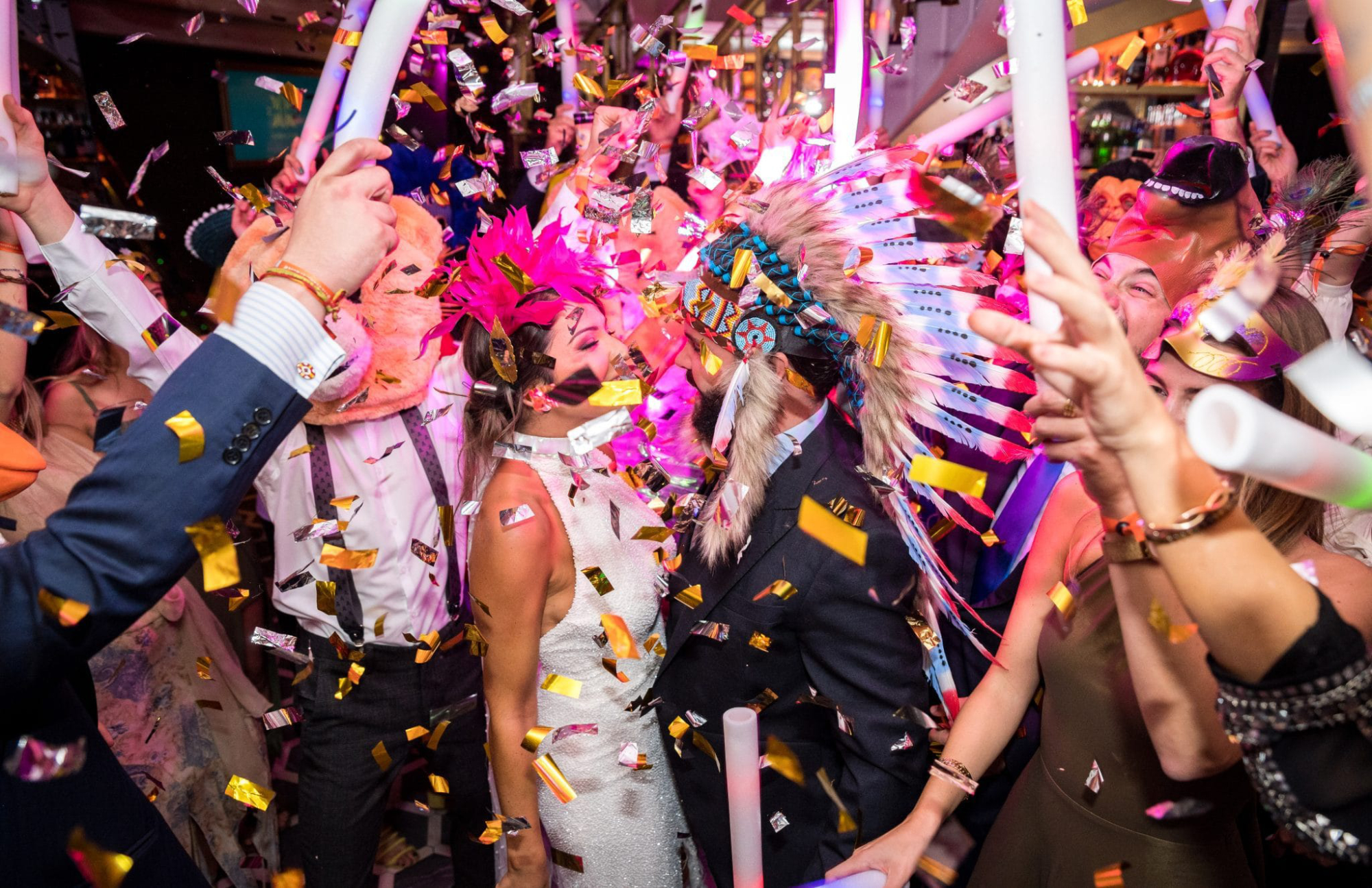 Fiesta de disfraces en una celebración nupcial