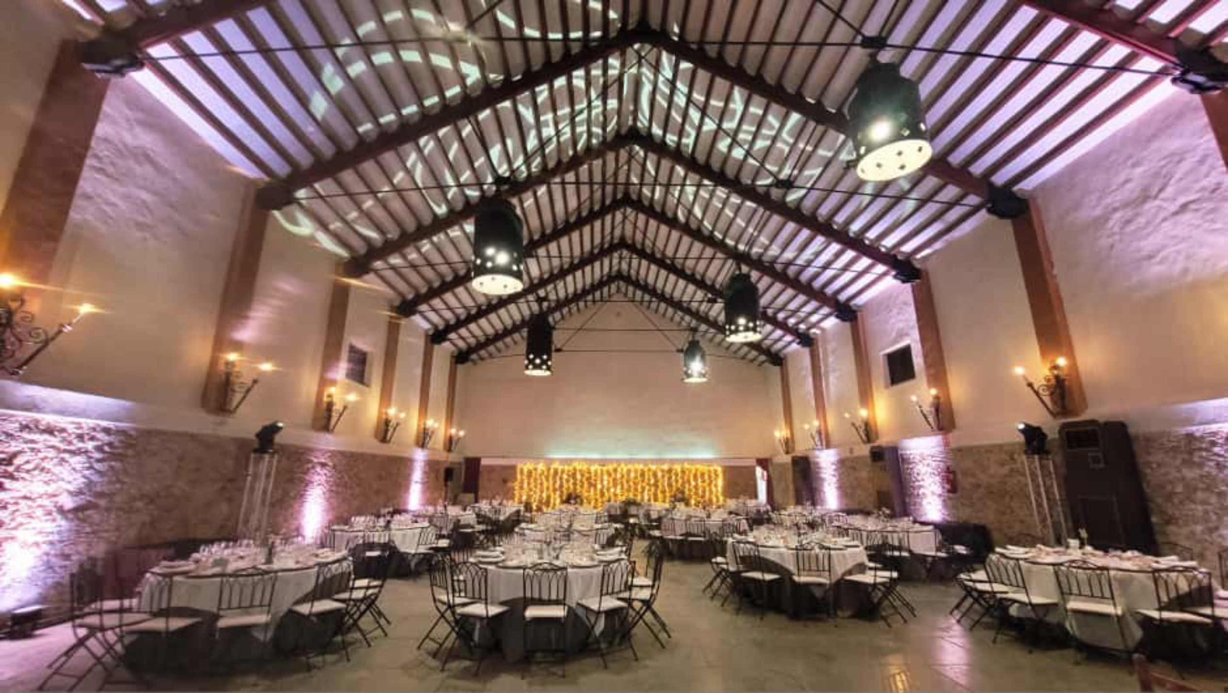 Salón de banquetes con iluminación especial