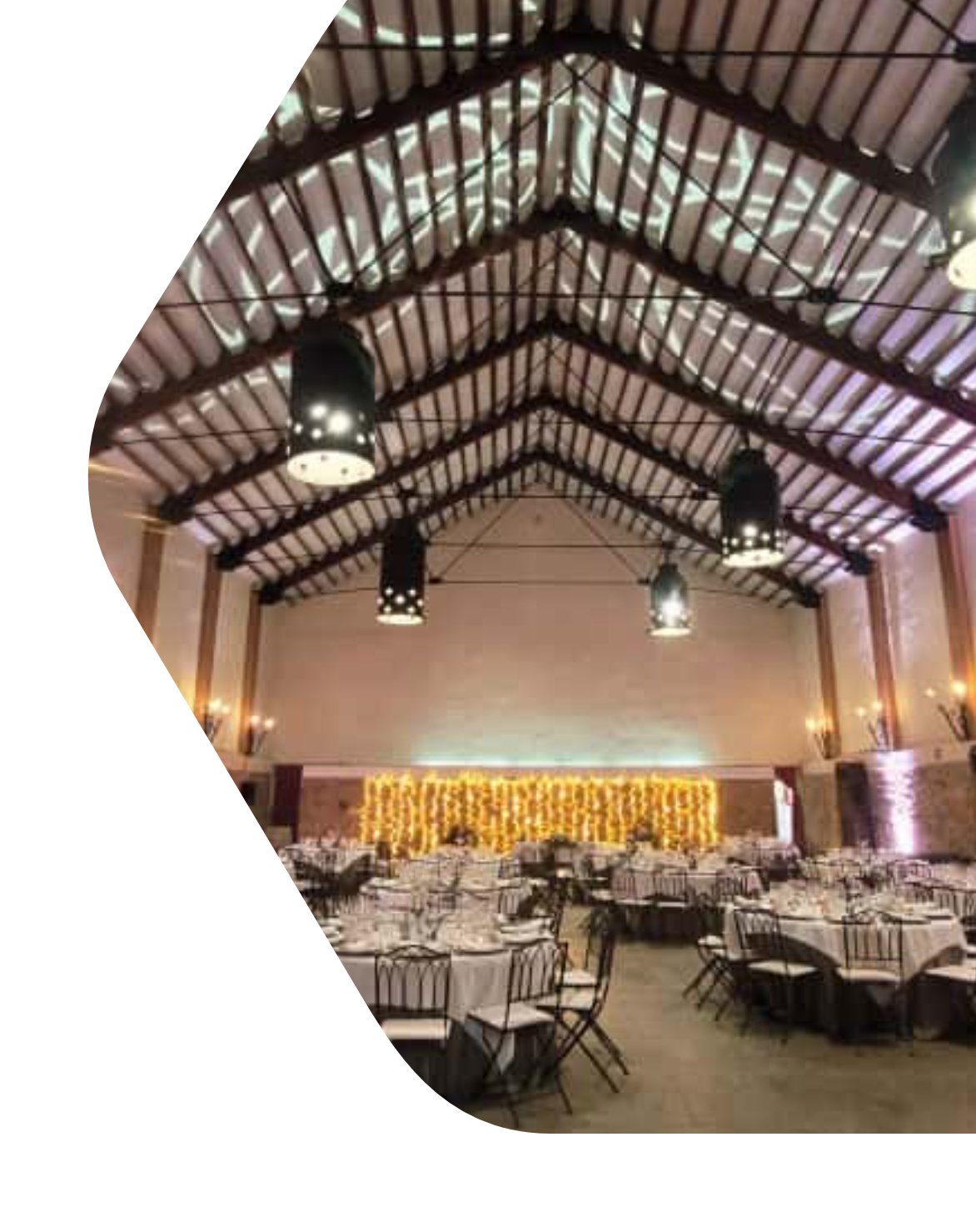 Decoración e iluminación en un salón de bodas