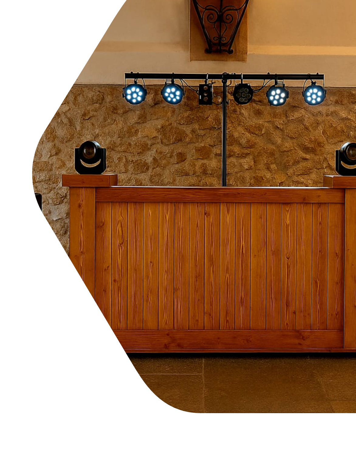 Setup para DJ con puente de luces y cabezas móviles