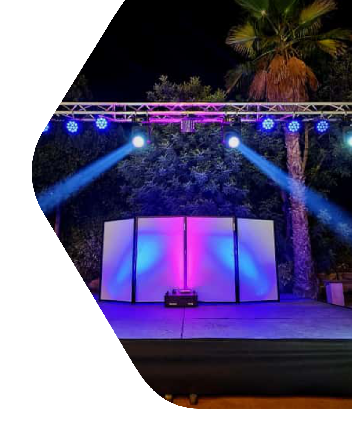 Escenario con setup de DJ