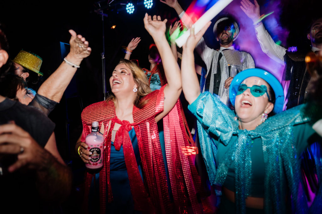 Gente divirtiéndose en una boda