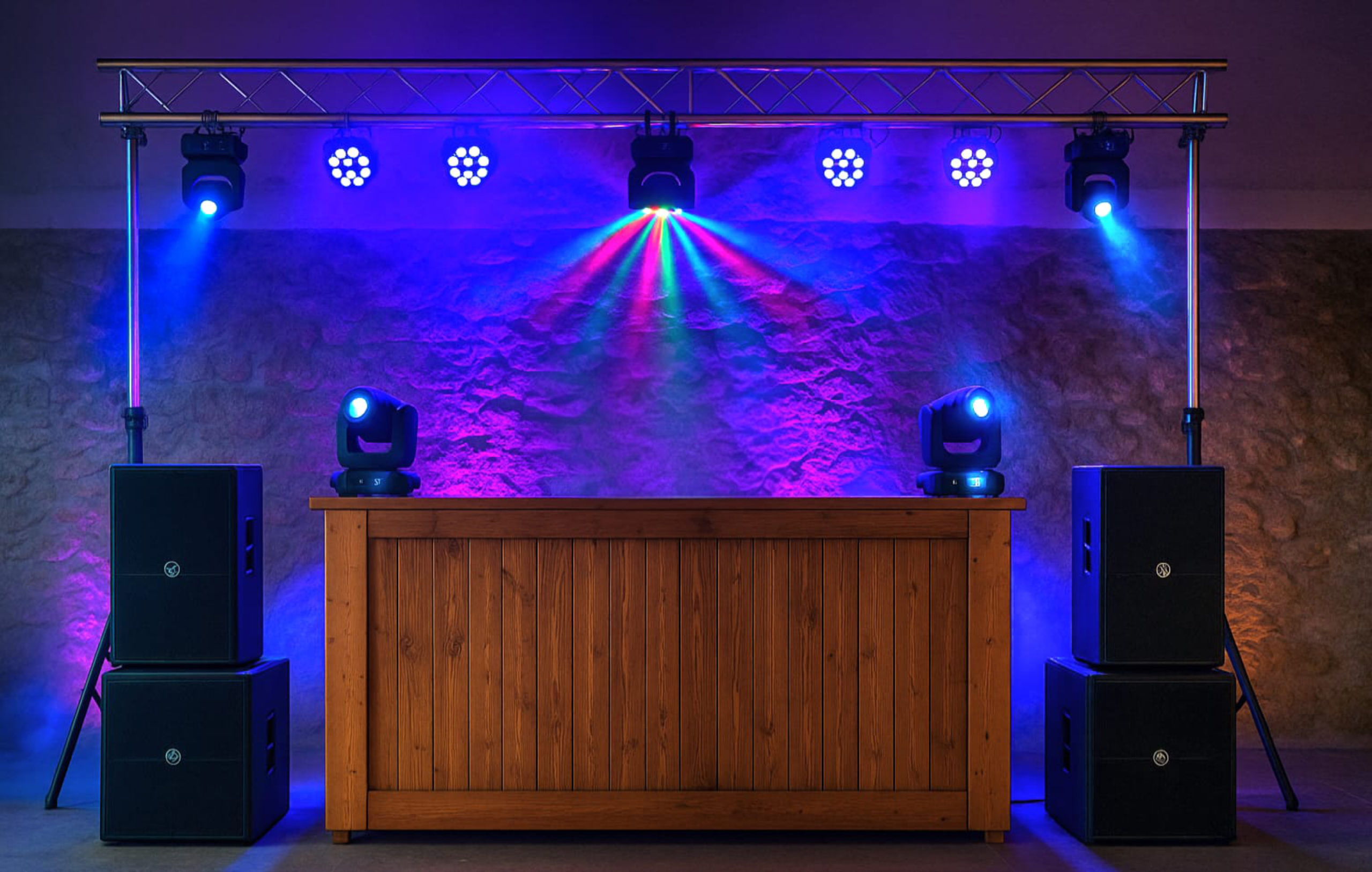 Setup de DJ con puente de luces y cabezas móviles