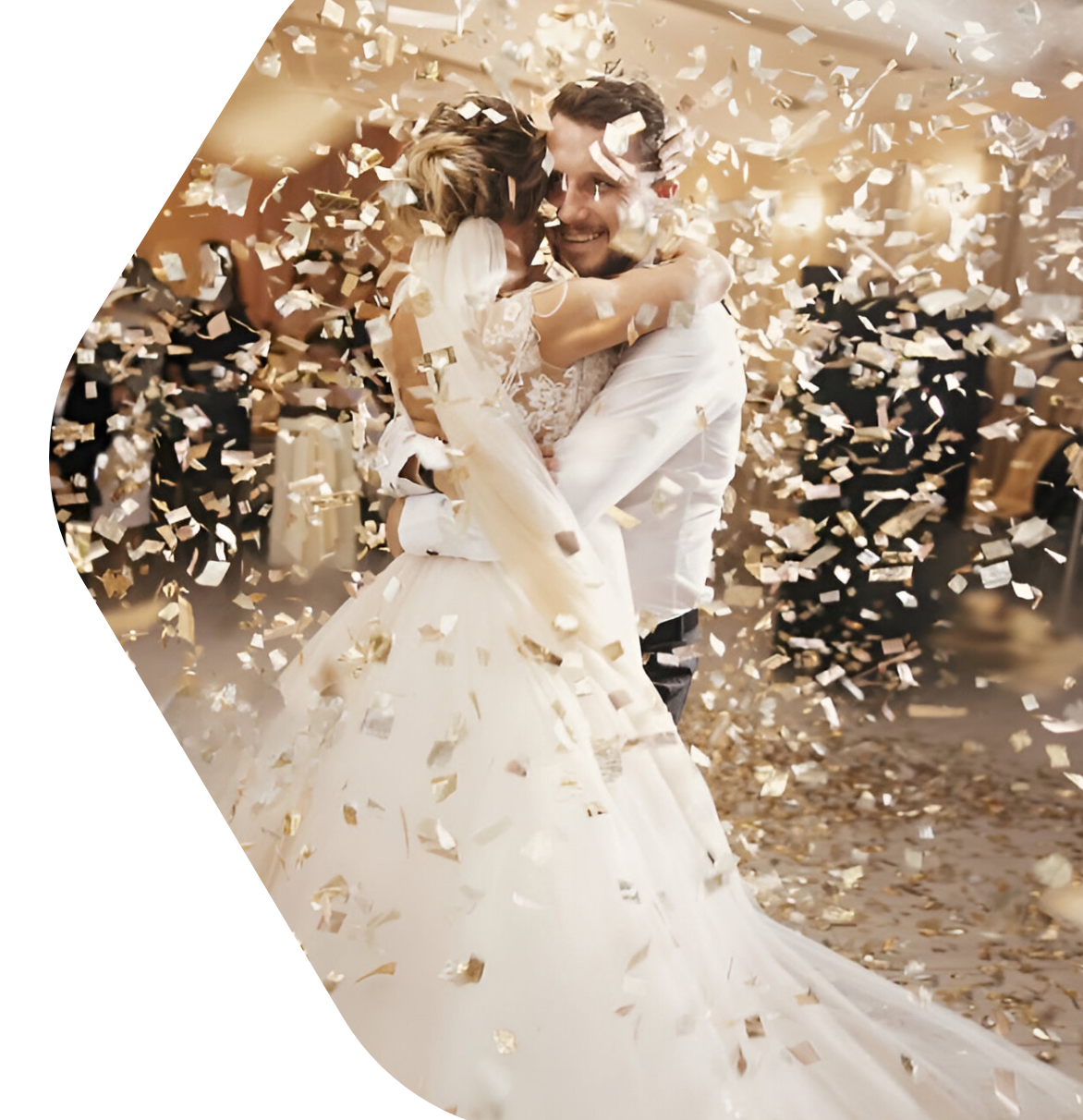 Pareja de novios bailando bajo una lluvia de confetti